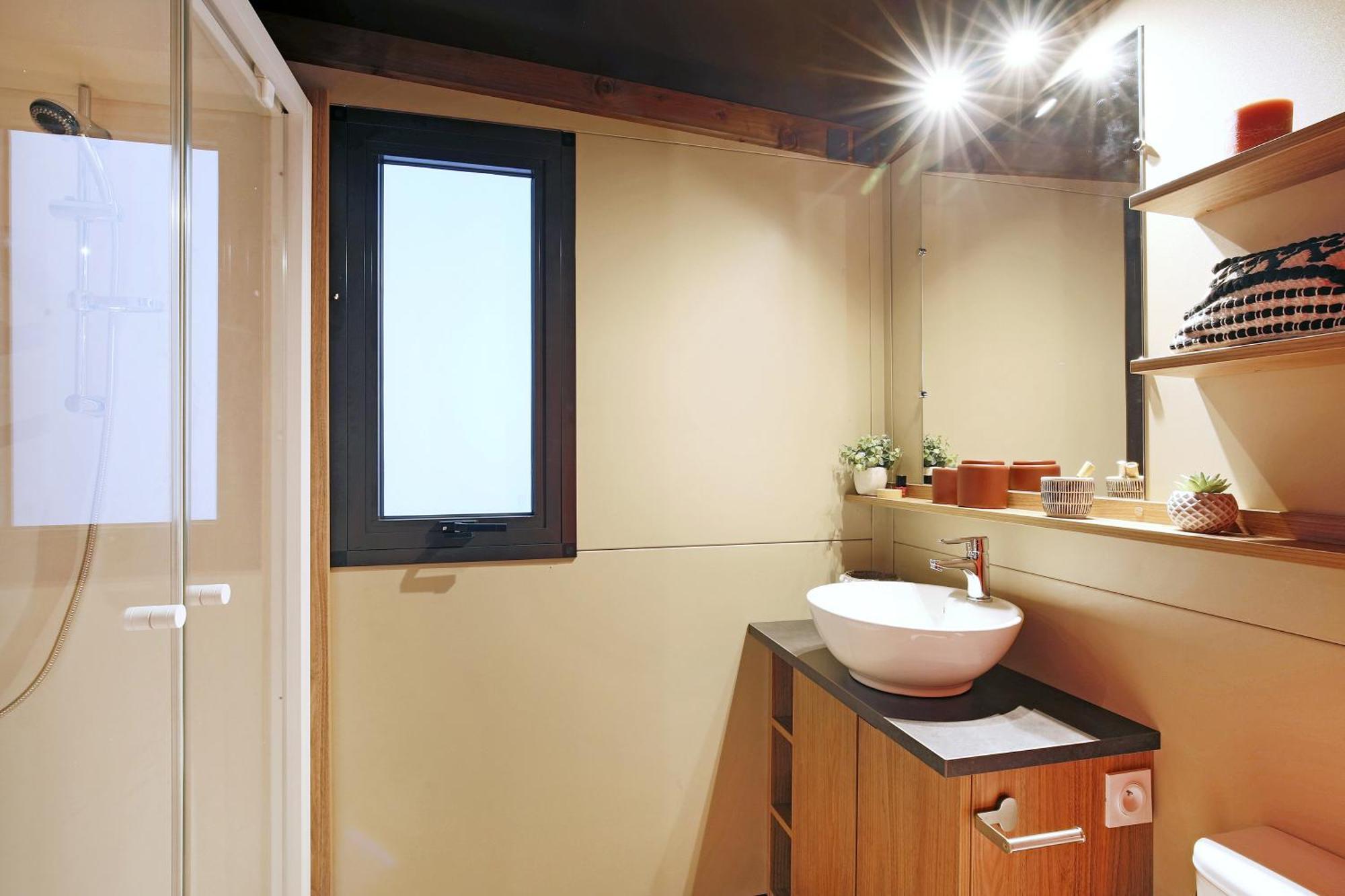 Huttopia De Roos Stegeren Room photo